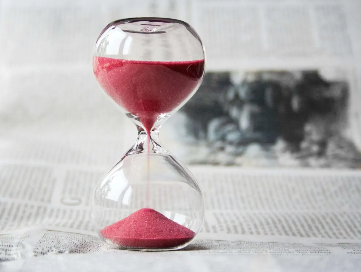 hourglass with sand passing through it representing social media content that disappears vs evergreen searchable content assets that last.